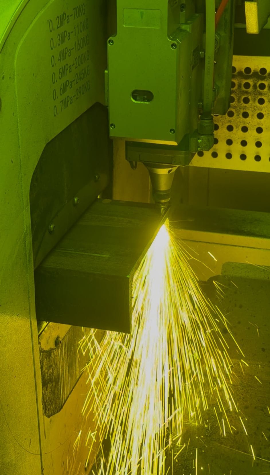 Fiber laserkop snijdt vonkend door stalen buis